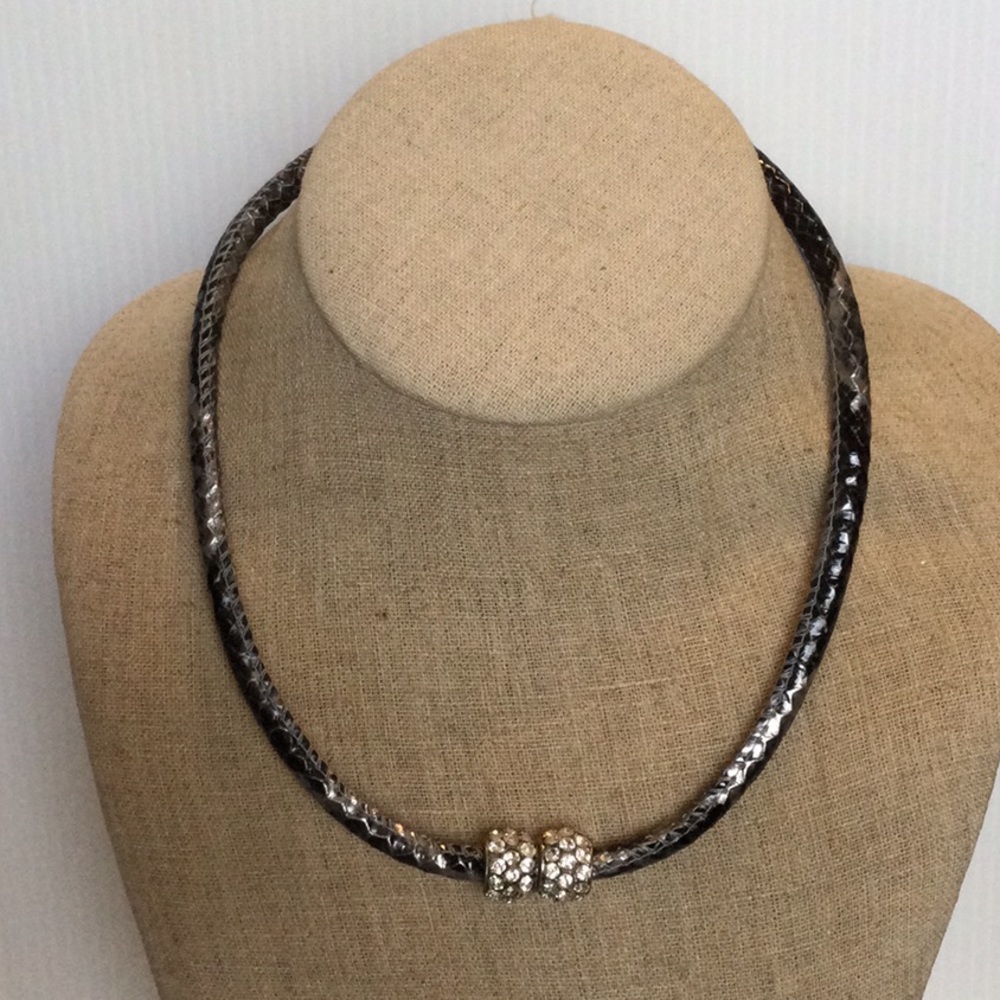 🌺$5.00 must bundle 🌺faux Leather Choker Necklace